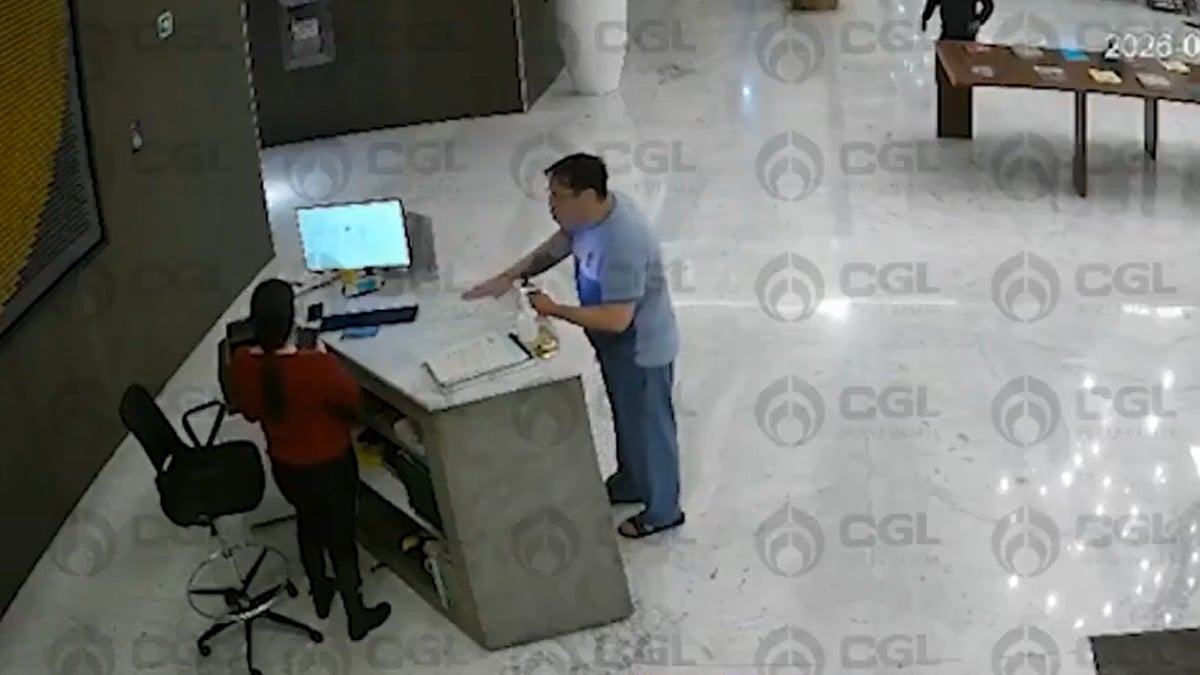 VIDEO ¡Brutal agresión! Captan cuando hombre golpea a la recepcionista de un hotel