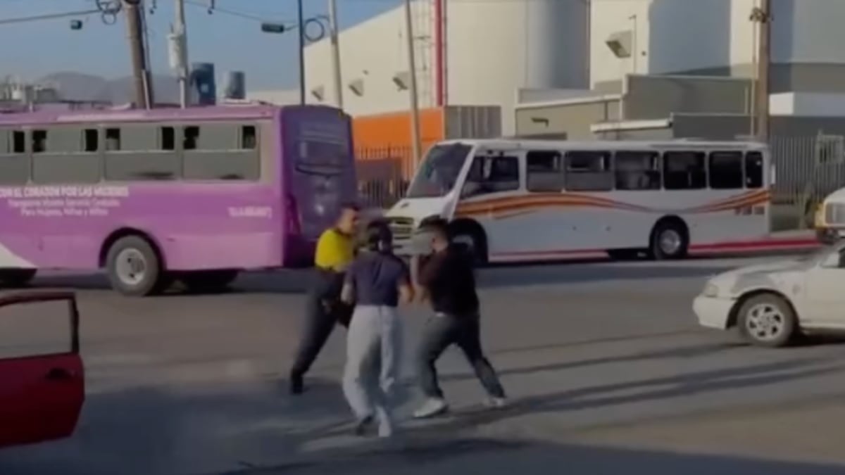VIDEO ¡Golpe tras golpe! Chocan e inmediatamente se bajan a pelear