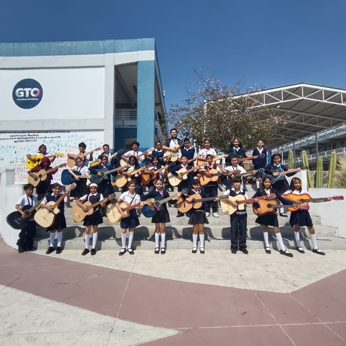 Rondalla Joya Dorada: maestro transforma la vida de niños en una zona de riesgo