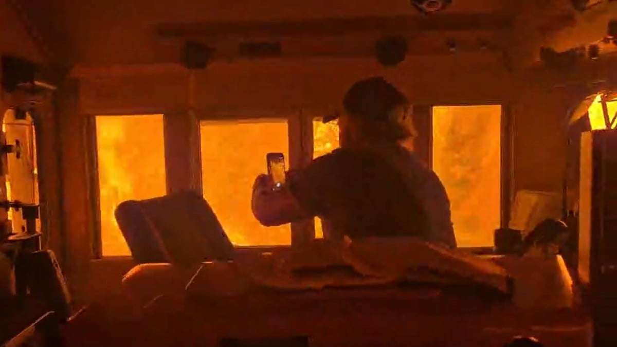 VIDEO ¡Quedaron en medio del infierno! Tren atraviesa un intenso incendio forestal