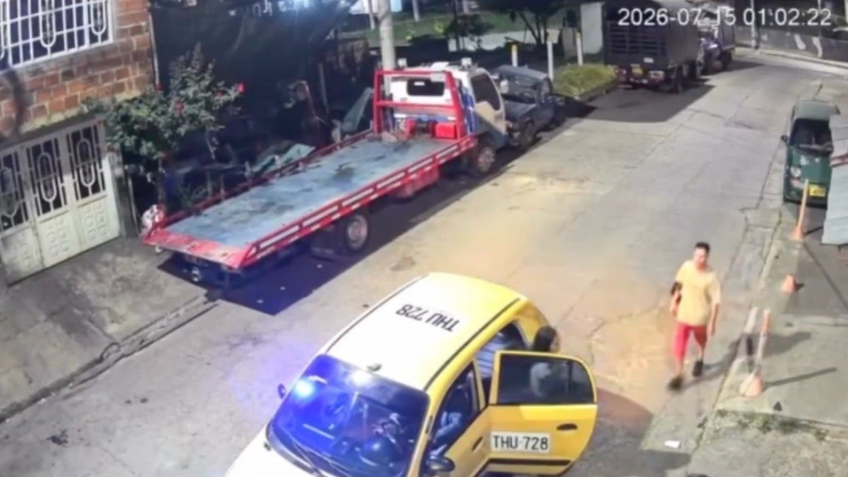 VIDEO Brutal golpiza: hombre espera a mujer y la baja de un taxi a golpes; nadie la ayuda