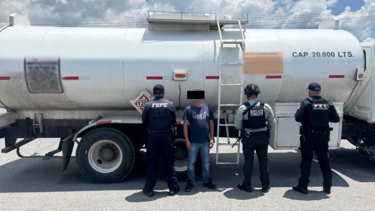 ¡Lo atraparon en la carretera! Aseguran pipa con 20 mil litros de huachicol en Guanajuato
