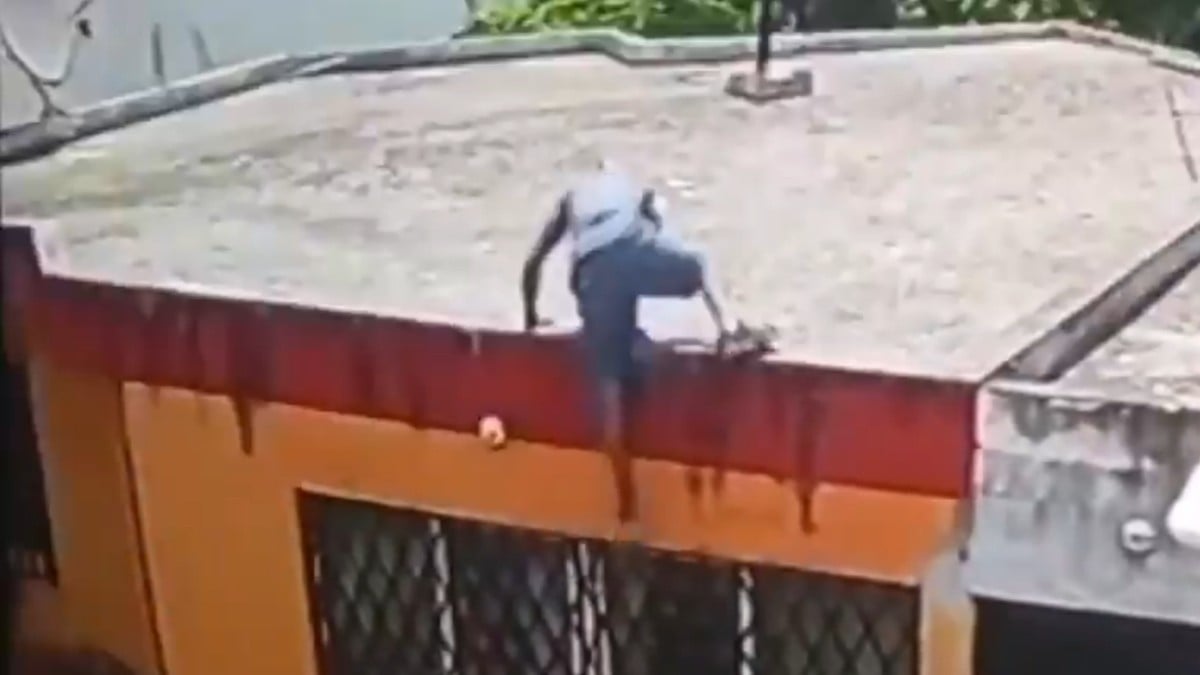 VIDEO Detienen a ladrón de casas tras amenazar a trabajadores con un cuchillo
