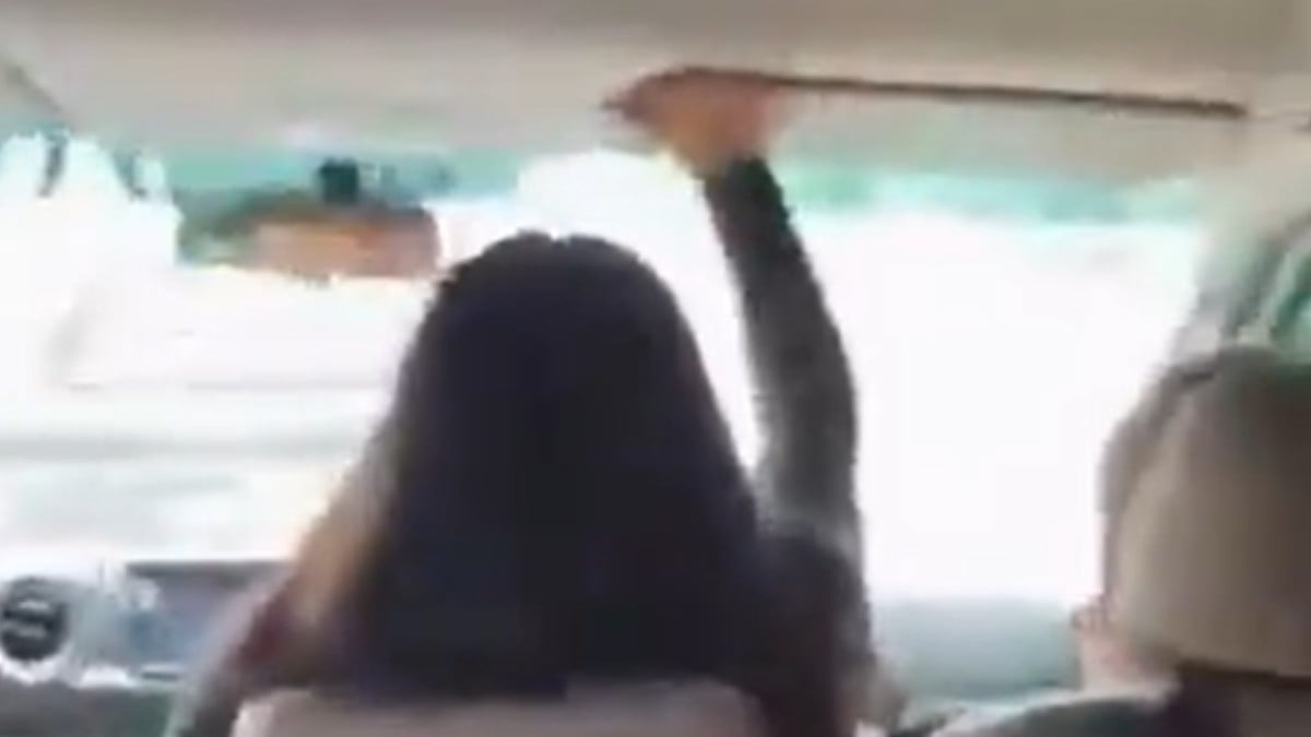VIDEO '¡Traigo a mis bebés!': Pasajeros obligan a chofer a detenerse en una persecución
