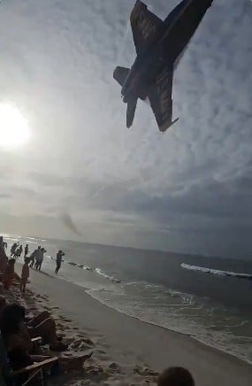 Avión vuela sobre la playa