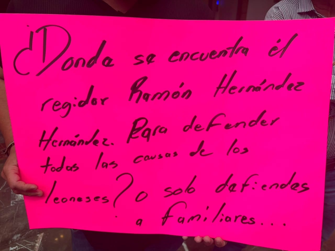 Comerciantes de León exigen transparencia tras la destitución de un jefe de inspectores y denuncian posible conflicto de intereses en la investigación.