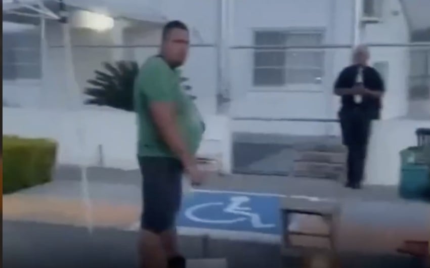 VIDEO ¡Qué machito! Intentó golpear a mujer que lo encaró por molestar niños