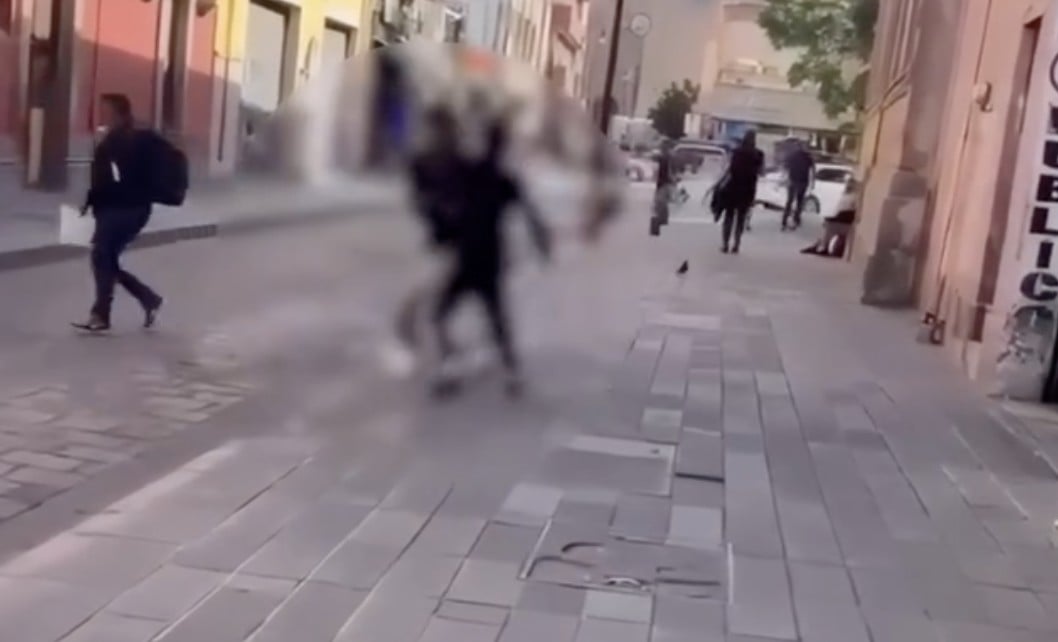 VIDEO ¡Brutal ataque! Lo apuñalan durante pelea en pleno centro