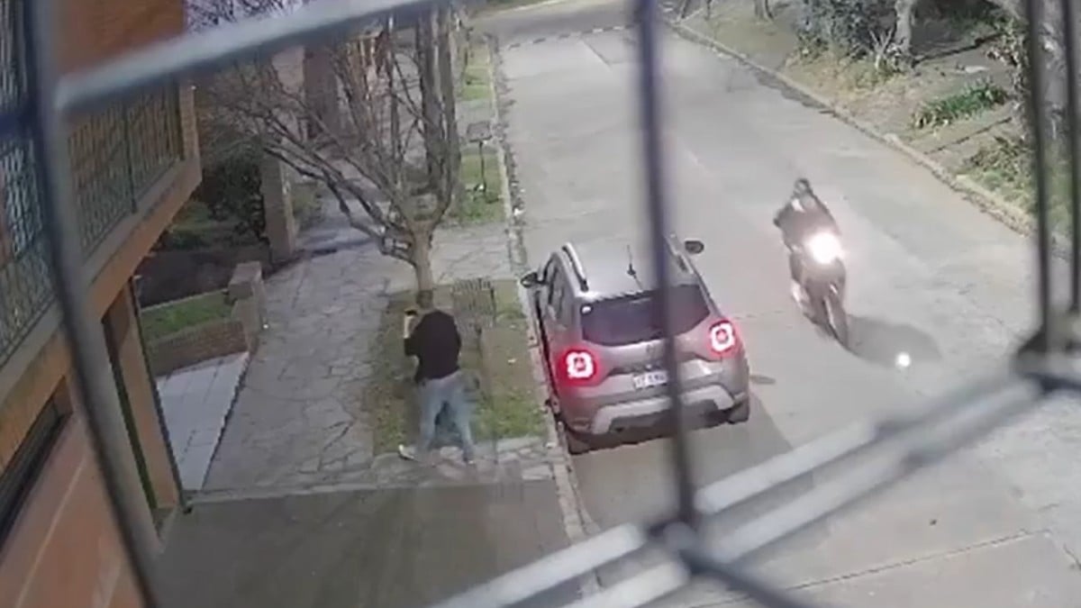VIDEO ¡Salió corriendo! Ladrones en moto le disparan a un hombre para robarle el auto