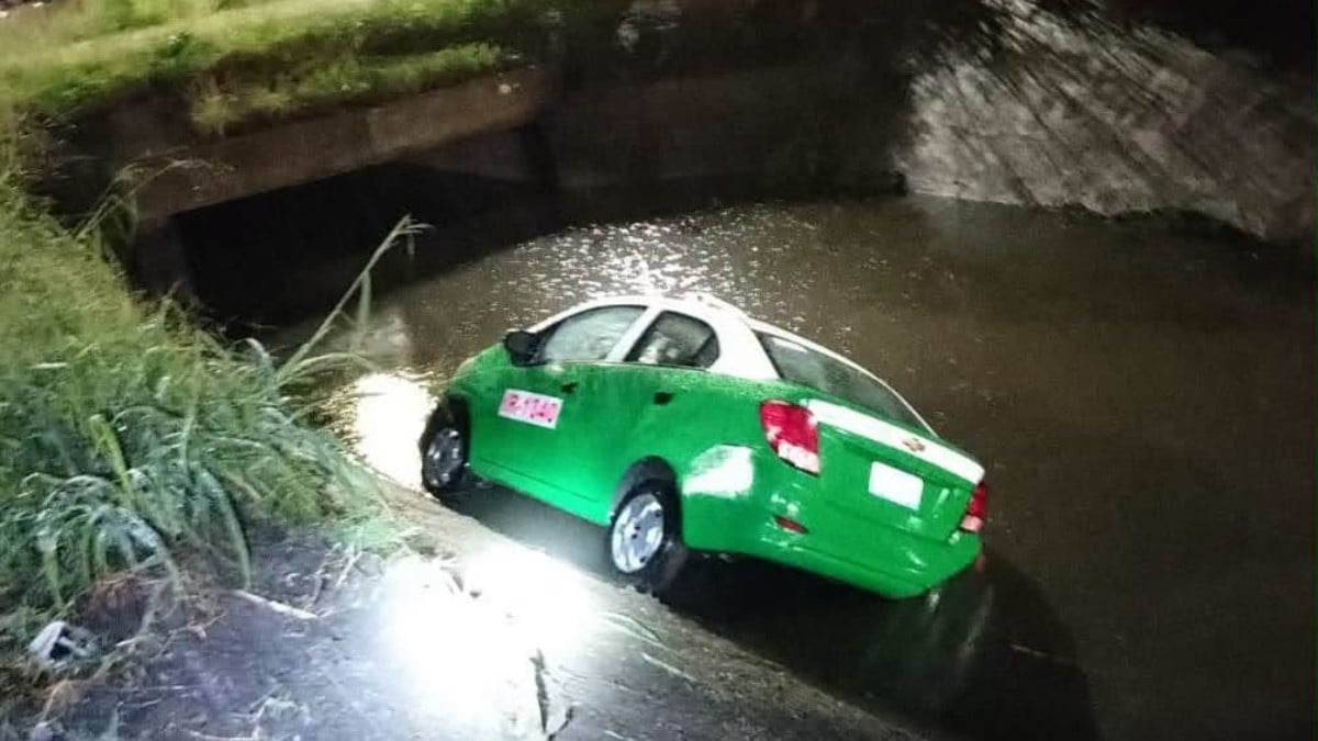 ¡Terminó en medio del agua! Taxi con pasajeros a bordo cae a un río en Irapuato