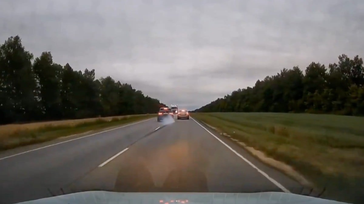 VIDEO Intentó rebasar en carretera y toda su familia murió al chocar de frente contra un tráiler