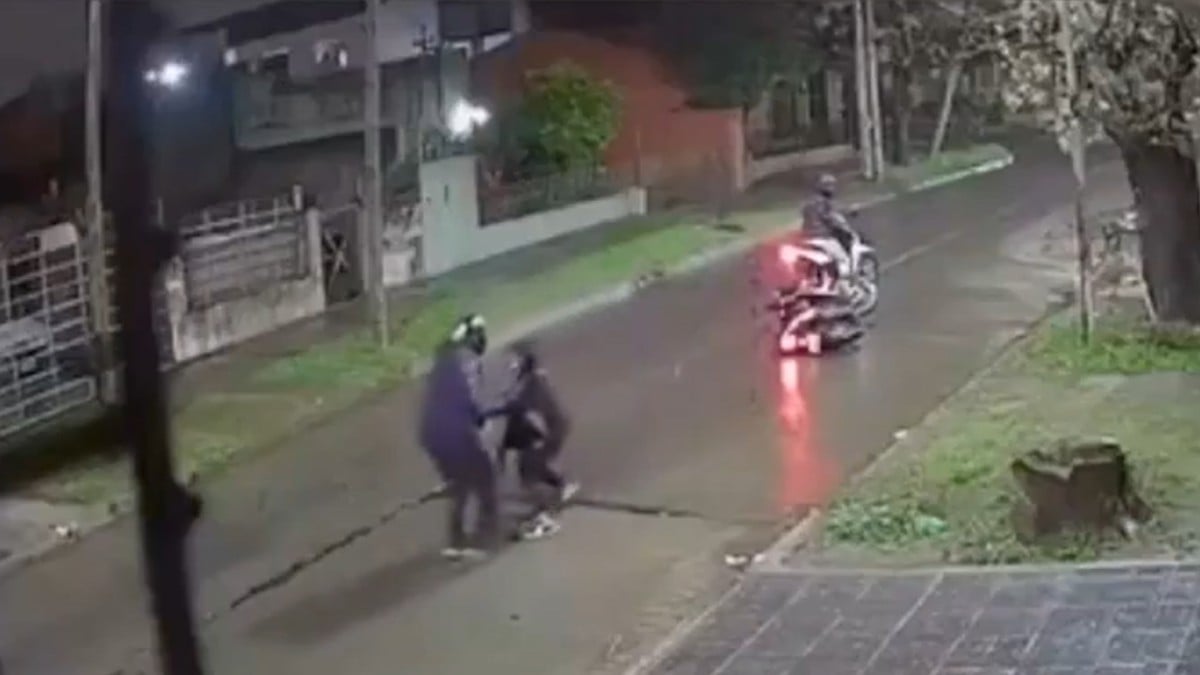 VIDEO ¡Se escucharon dos tiros! Matan a policía a balazos para robarle la moto