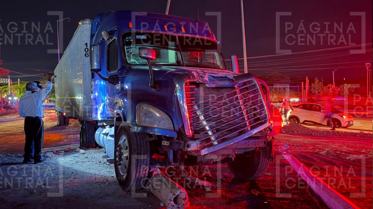 ¡Se quedó sin frenos! Tráiler se sube a la banqueta y evita una tragedia en la León-Lagos