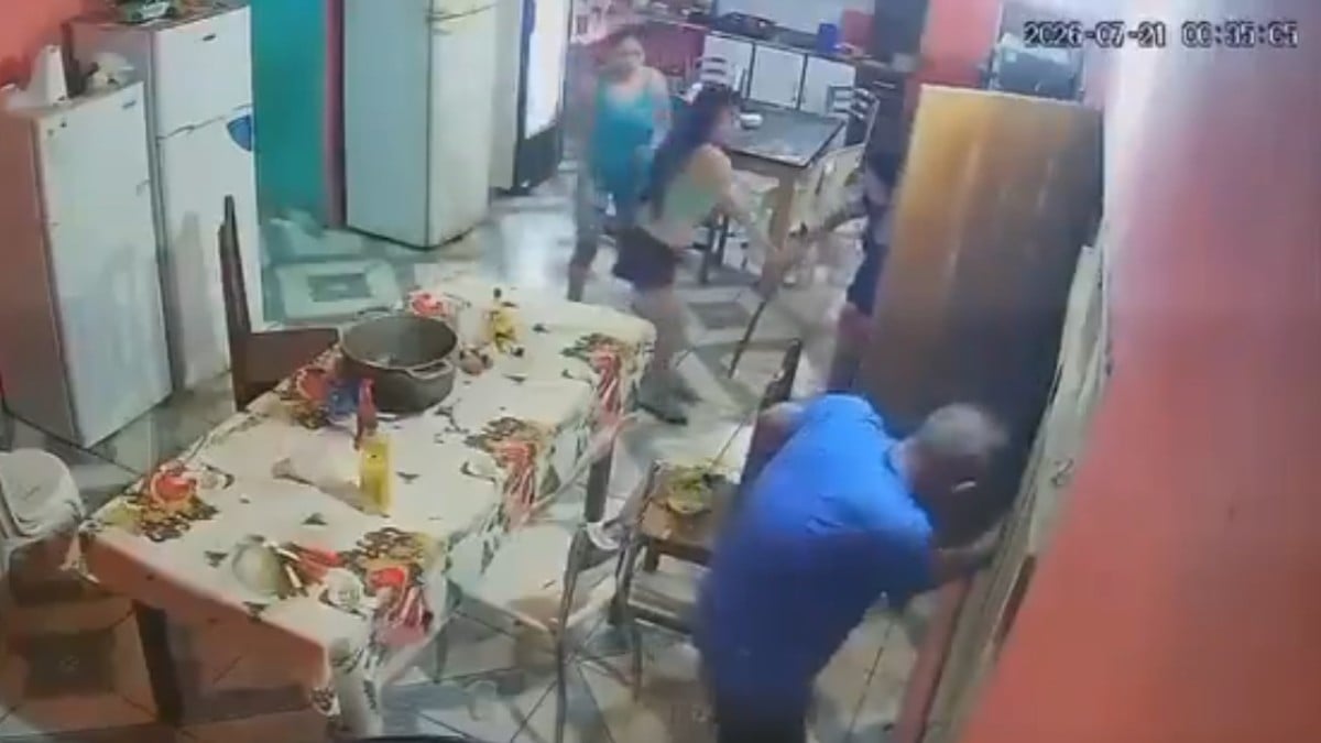 VIDEO Intentaron robar una casa, pero un hombre de 80 años los recibió a balazos