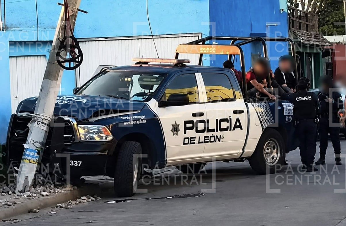Choca patrulla de la Policía contra poste de la CFE tras una persecución en Arboledas