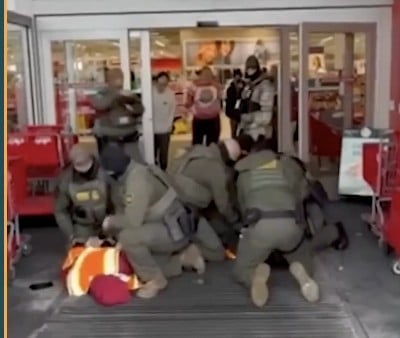 VIDEO Agentes del ICE detienen y golpean por error a joven ciudadano en tienda departamental