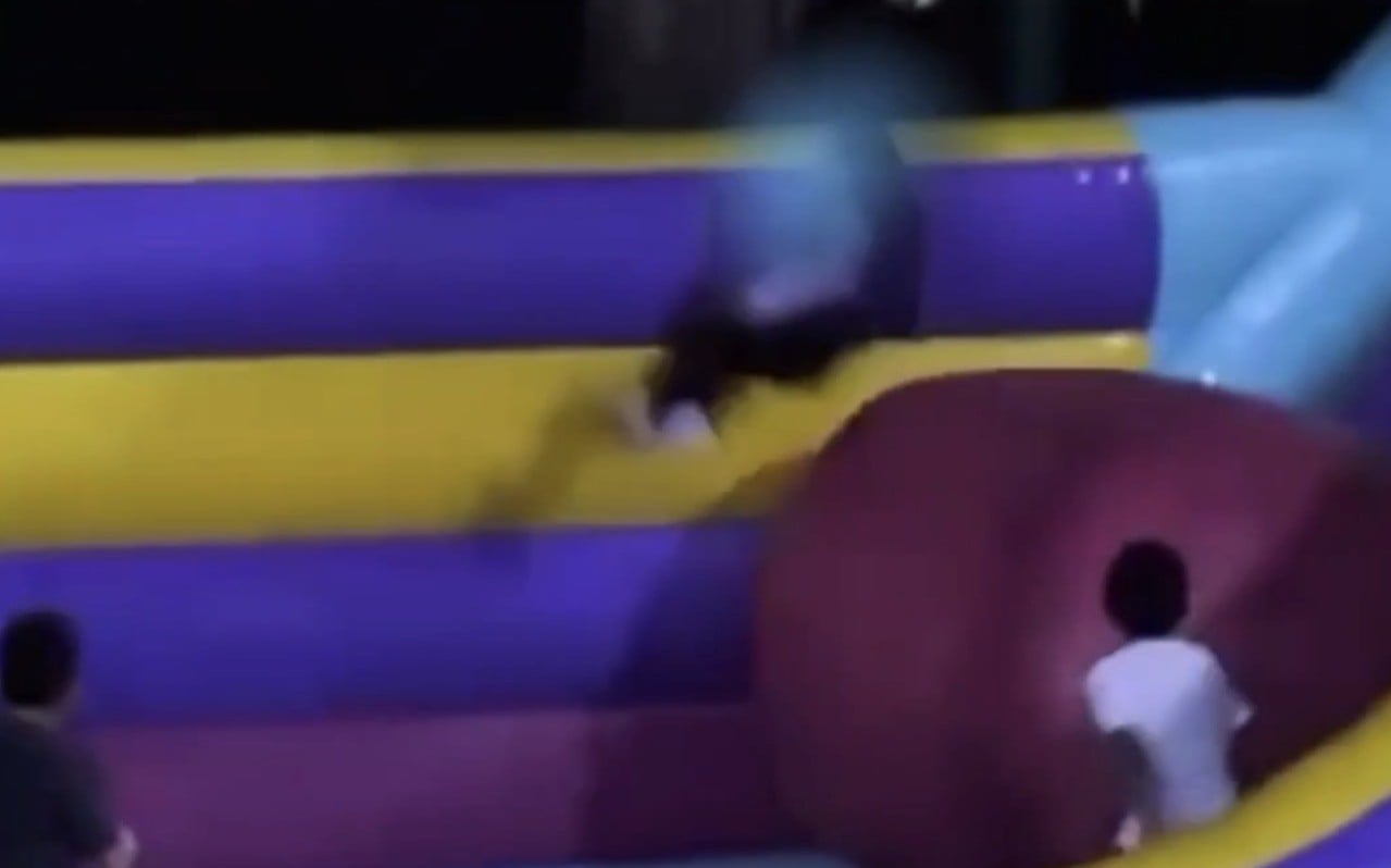 VIDEO Niña resulta gravemente herida tras salir proyectada de un inflable