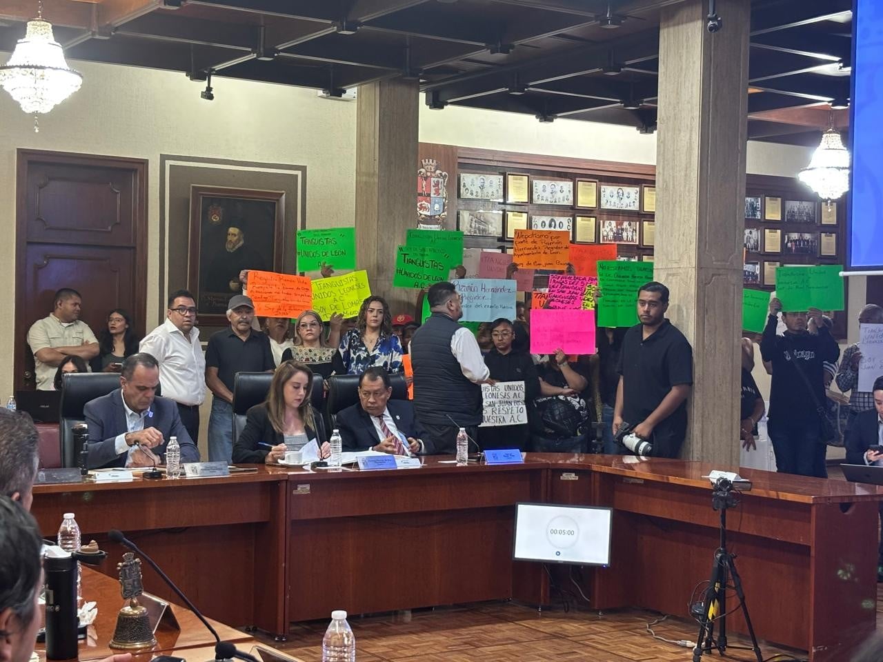 Comerciantes protestan en Presidencia y exigen disculpa a regidor