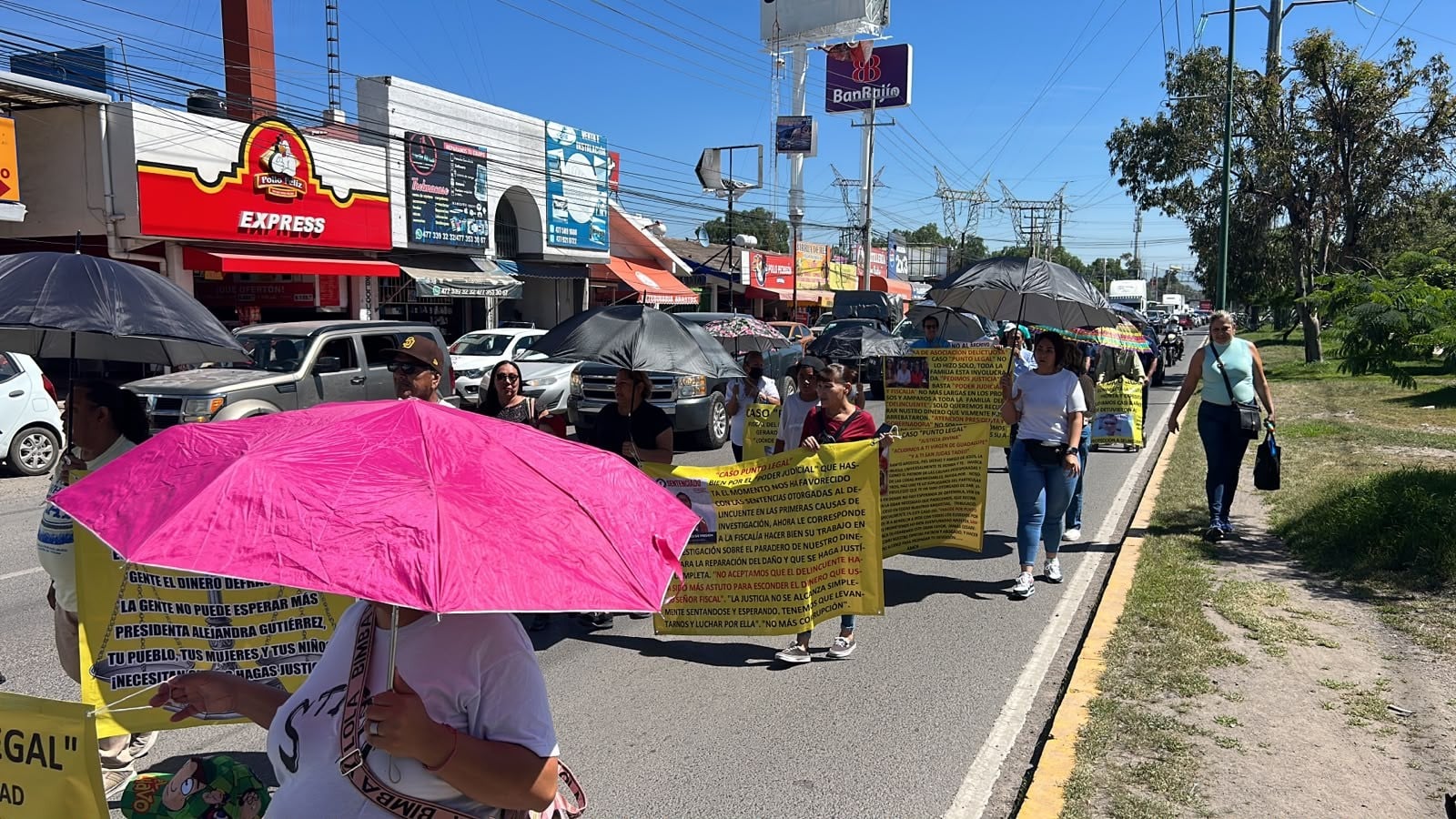 Víctimas de Punto Legal marchan para exigir la devolución de su dinero