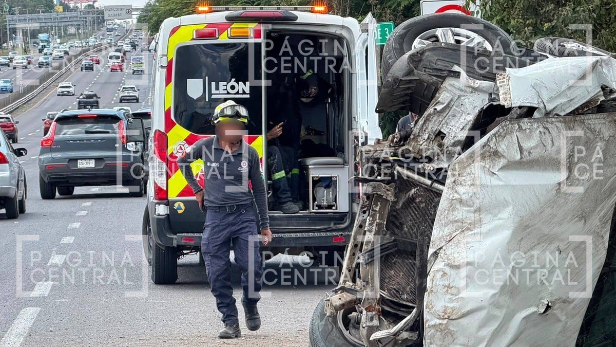 Vuelca camioneta de empresa de limpieza en la carretera Silao-León cerca de Los Sauces