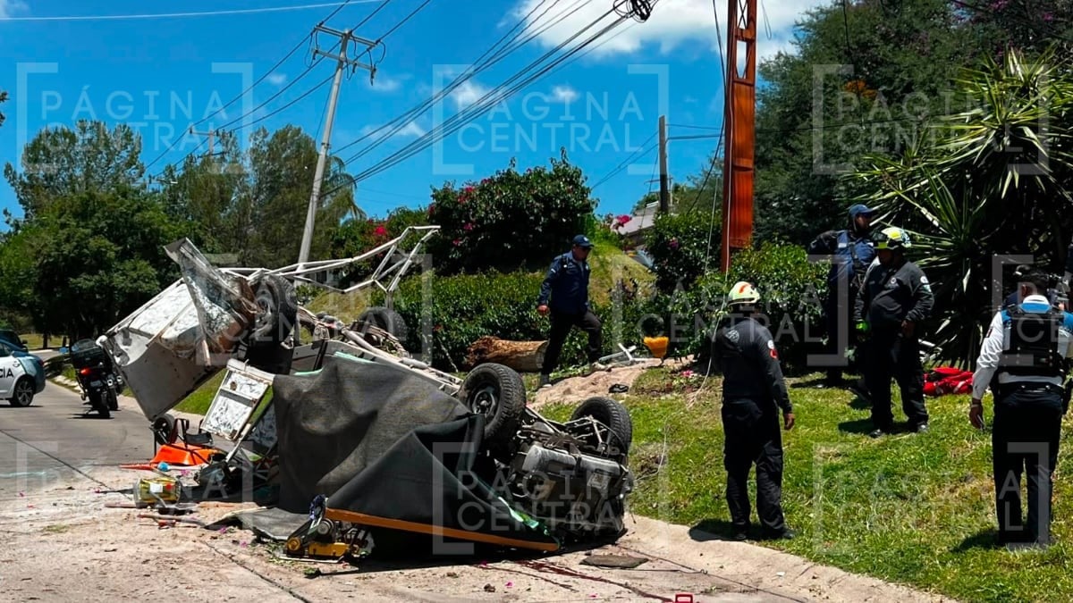 Muere jardinero y dos más resultan graves tras volcadura en Gran Jardín