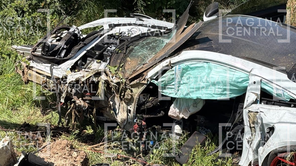 Porsche se sale del Eje Metropolitano y termina volcado a 60 metros de distancia