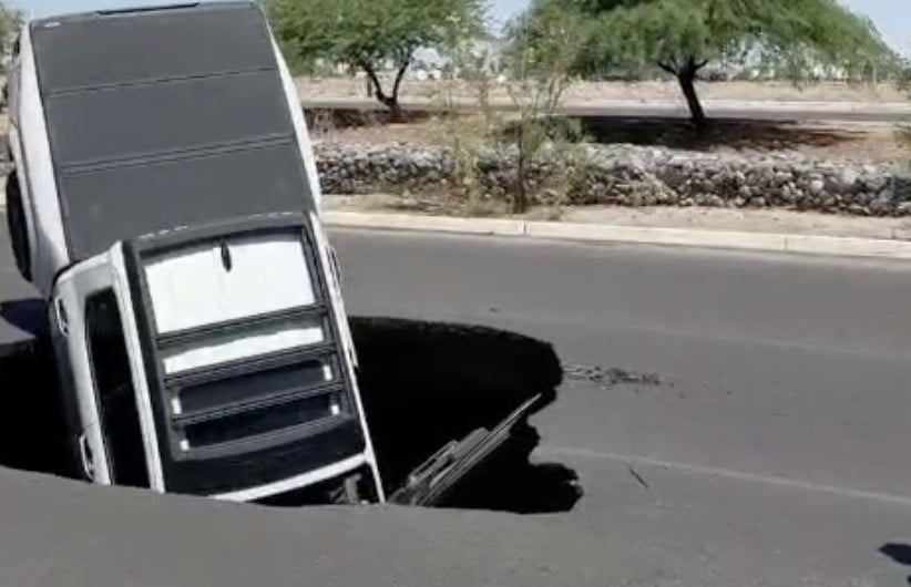 VIDEO ¡Se lo tragó la tierra! Camioneta queda atrapada en mega socavón