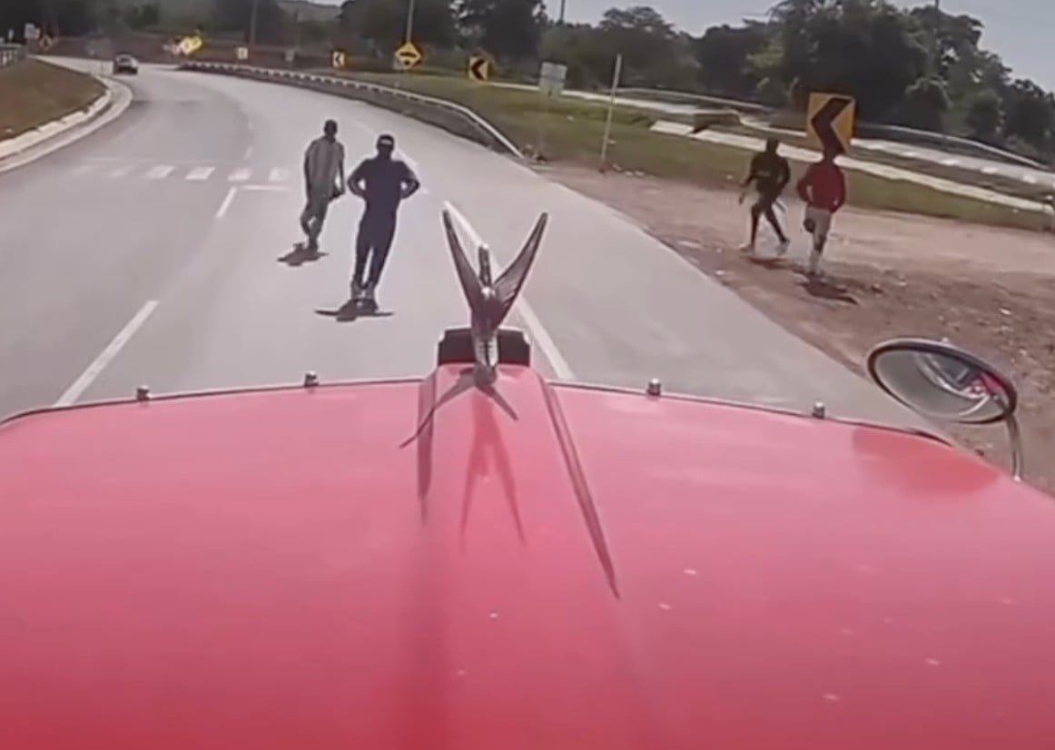 VIDEO ¡Atropellados! Intentaron robarle y terminaron embestidos