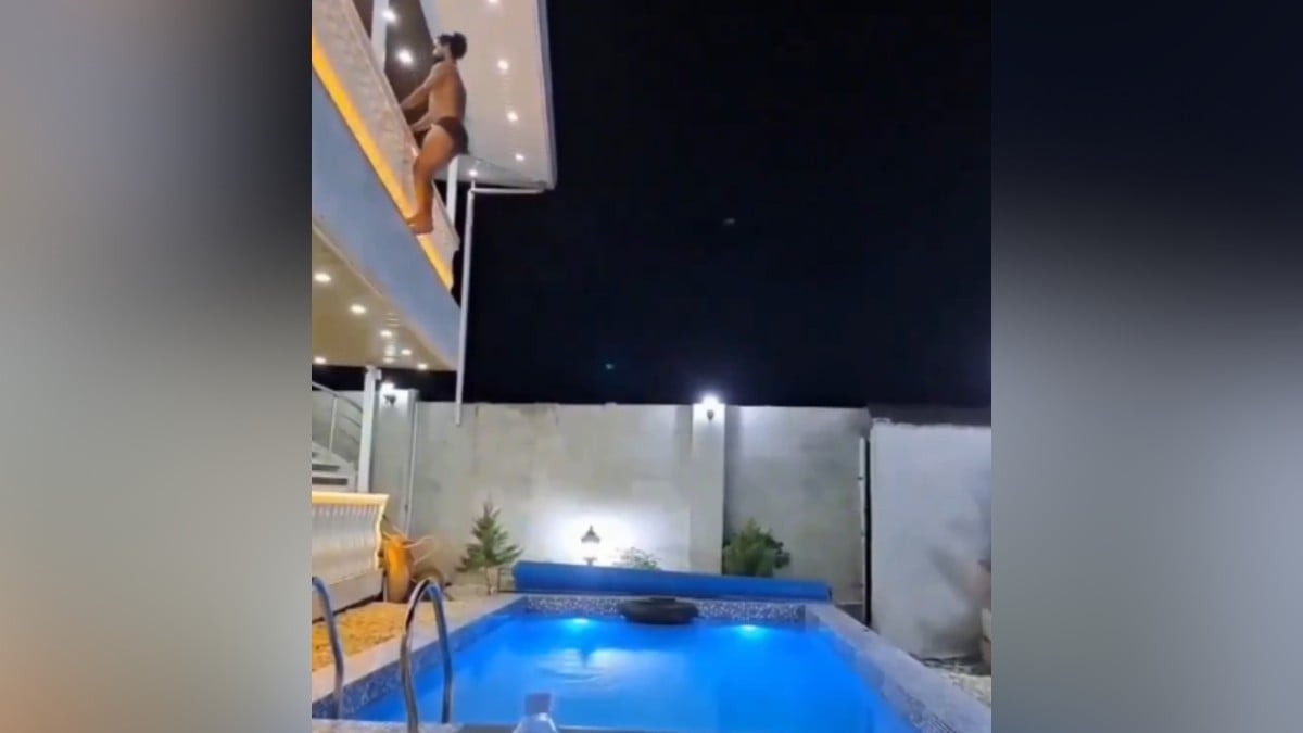 VIDEO ¡No le atinó! Hombre salta a una alberca desde segundo piso, pero se pasa de largo