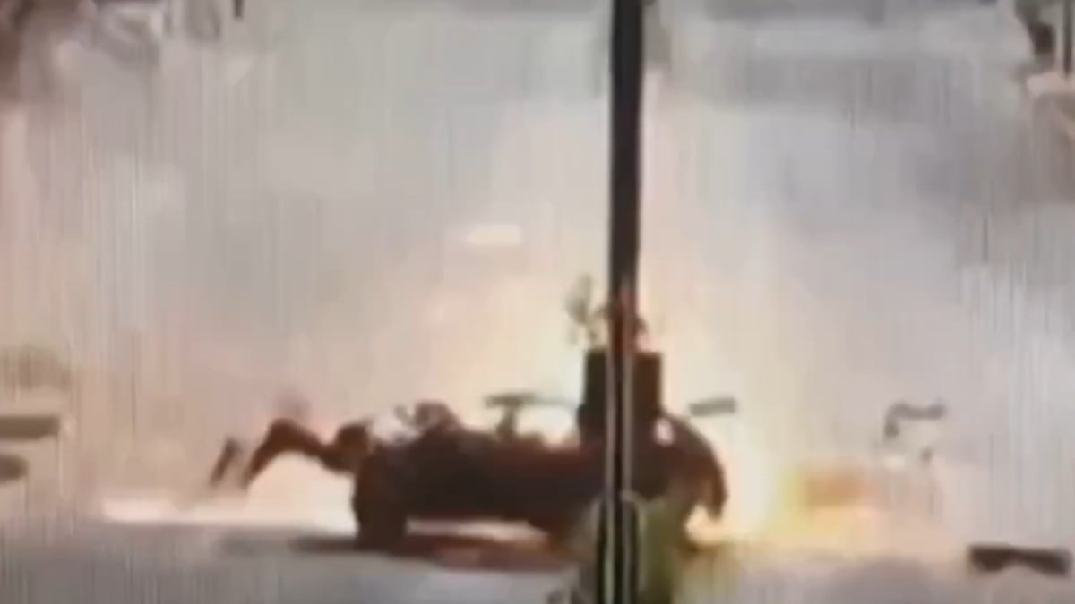 VIDEO ¡Brutal accidente! Auto choca contra un árbol, se destroza y se incendia