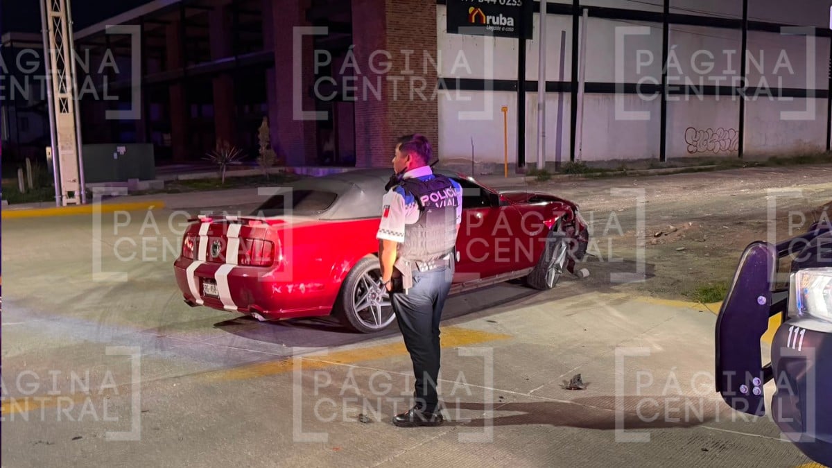 Mustang no respeta el alto y choca contra una camioneta en Interlomas; hay 5 lesionados