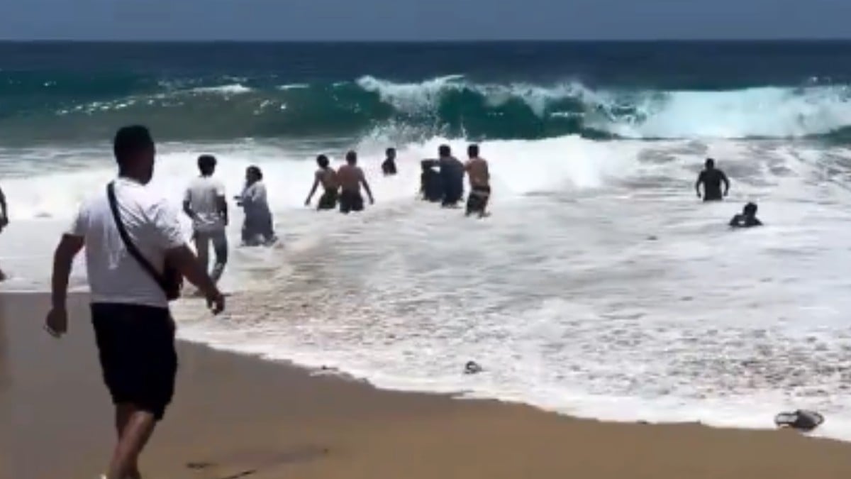 VIDEO ¡Tragedia! Mar arrastra a familia en Acapulco; rescatan a 2 niñas pero mujer muere