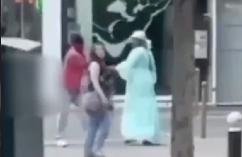 VIDEO ¡Terror parisino! Ataque con arma blanca dejó tres mujeres heridas