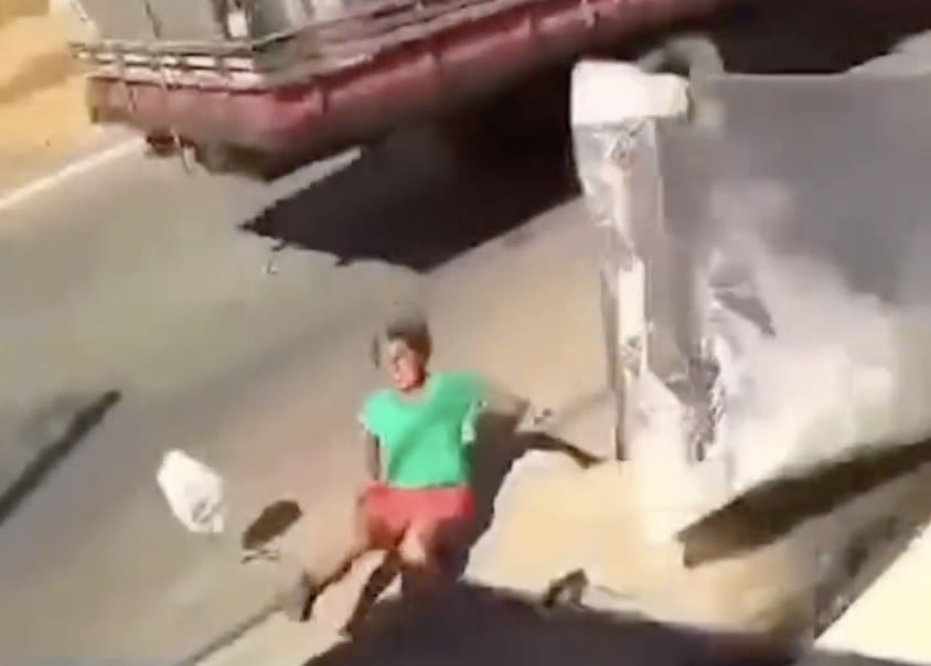 VIDEO ¡La mandó a dormir! Le cayó un colchón de un camión