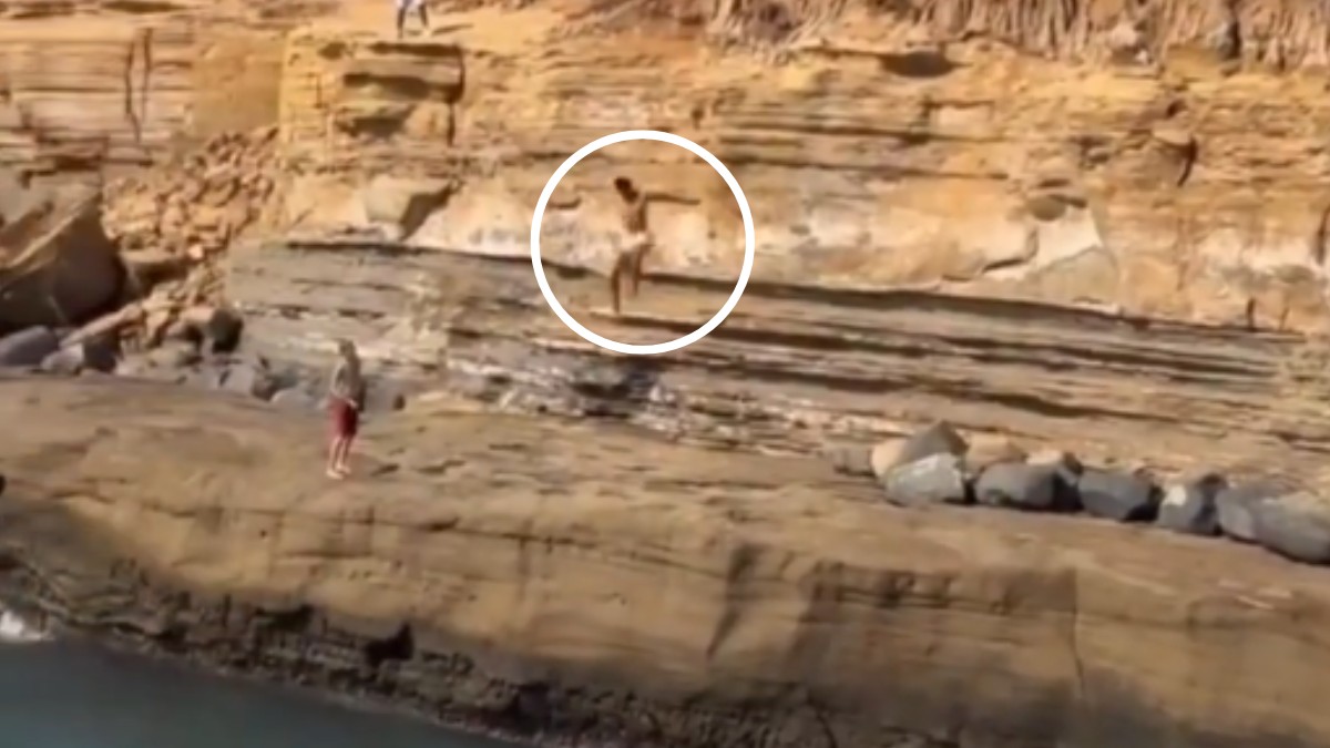 VIDEO Menor intenta saltar al mar desde un acantilado pero se queda corto; esto le pasó