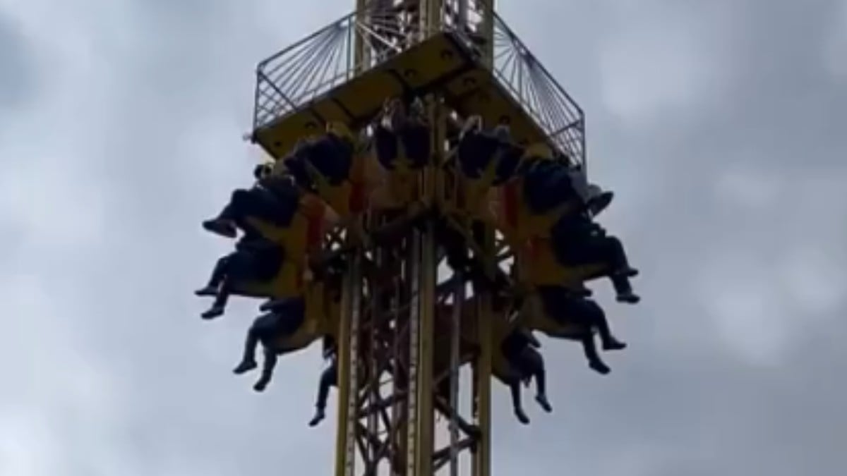 VIDEO Estuvieron 30 minutos en el aire: juego mecánico falla y deja varados a los usuarios