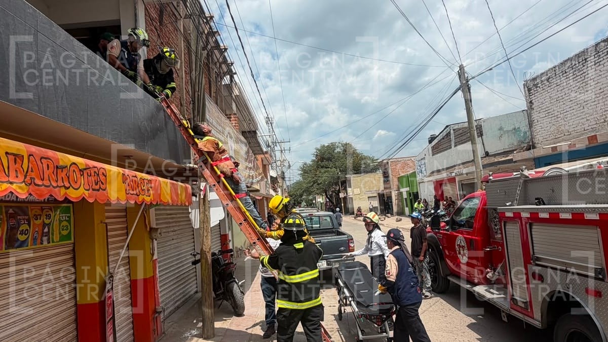Un albañil resultó gravemente lesionado tras recibir una descarga eléctrica mientras trabajaba en una azotea de la colonia Presitas del Consuelo, en León