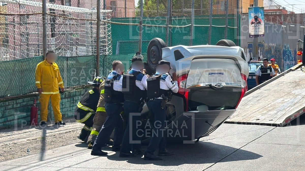 ¡Llantas arriba! Mujer pierde el control de su auto y vuelca a un lado del Club Miura
