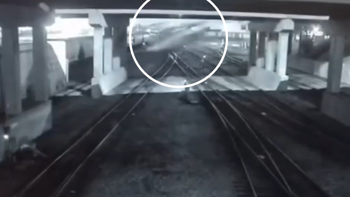 VIDEO ¡Salieron volando y se estrellaron contra un tren! Cuatro adolescentes mueren en accidente