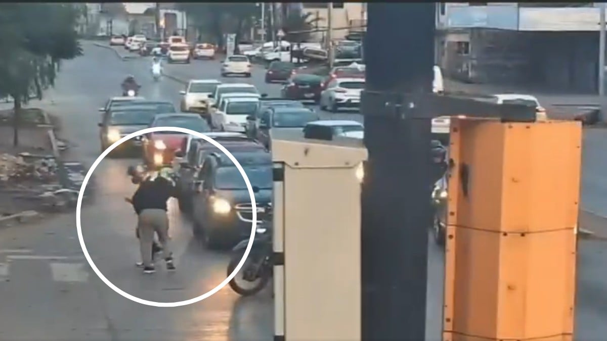 VIDEO Le querían robar su moto, pero no sabían que era policía; abatió a uno de ellos