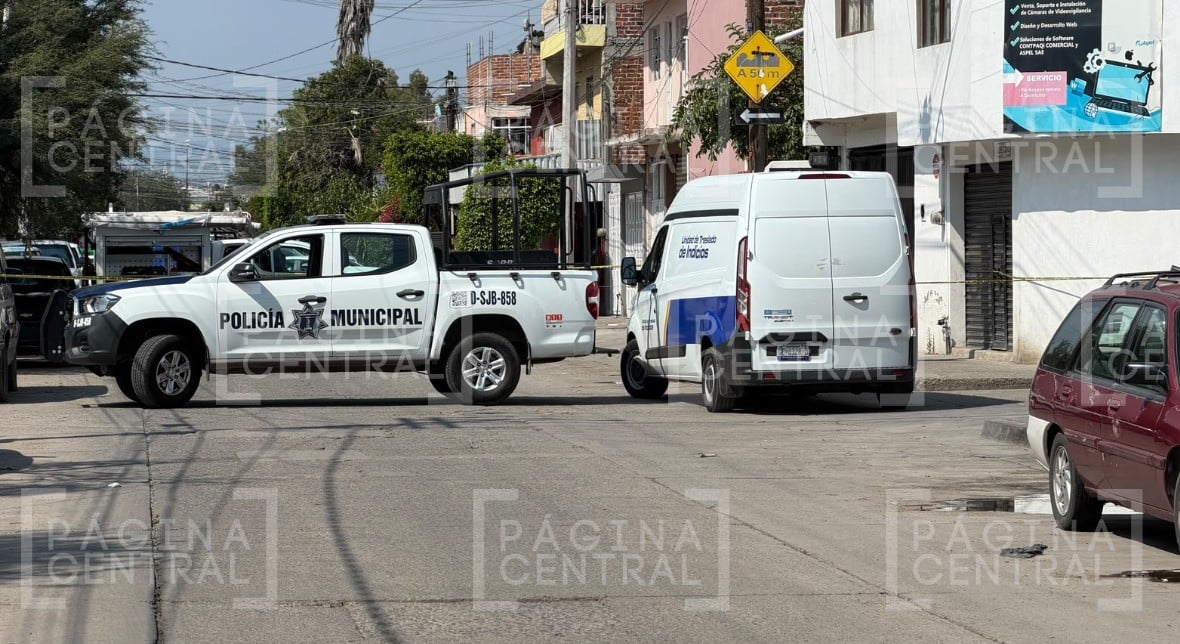 ¡De terror! Abandonan vehículo con un cadáver en la colonia San Sebastián