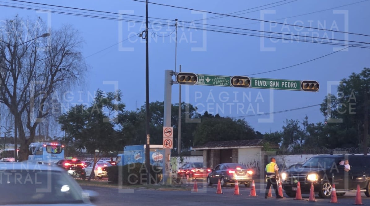¡Alerta! Apagón deja sin semáforos cruce del bulevar Adolfo López Mateos y San Pedro