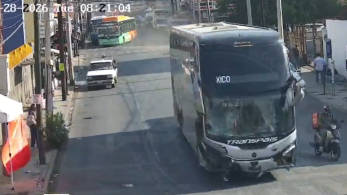 VIDEO ¡Se quedó sin frenos! Autobús provoca caos en una zona urbana; reportan 3 prensados