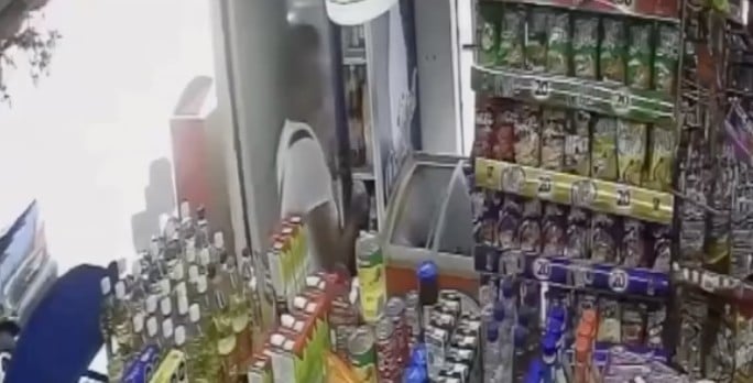 VIDEO ¿Minuto para robar? En segundos, mujer roba tienda de abarrotes