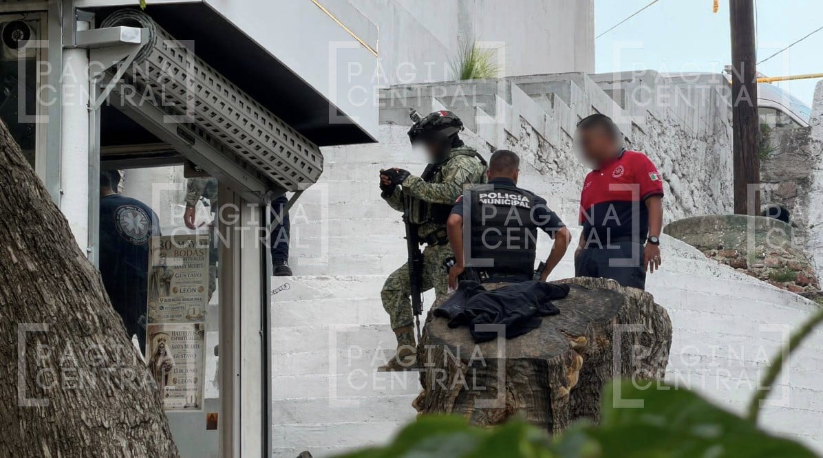 Peritos de la Fiscalía General del Estado iniciaron las diligencias correspondientes junto al altar donde fue localizado el cuerpo.