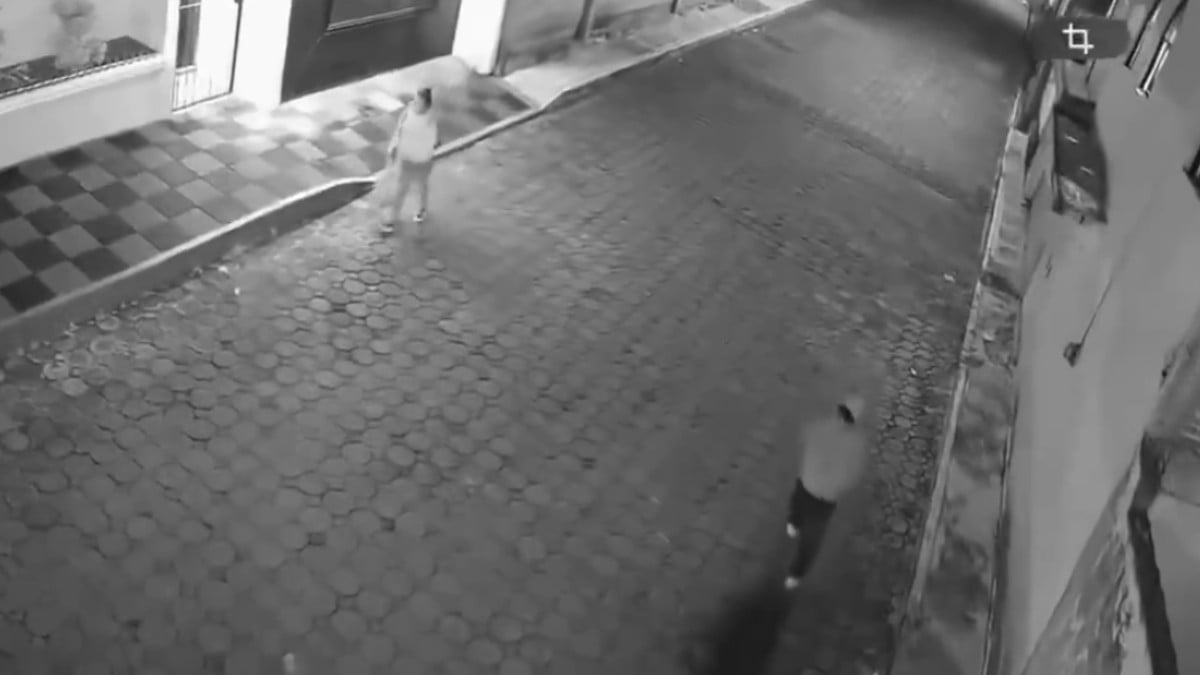 VIDEO “¿Por qué te voy a dar mi bolsa?“: Mujer evita robo y asaltante sale corriendo