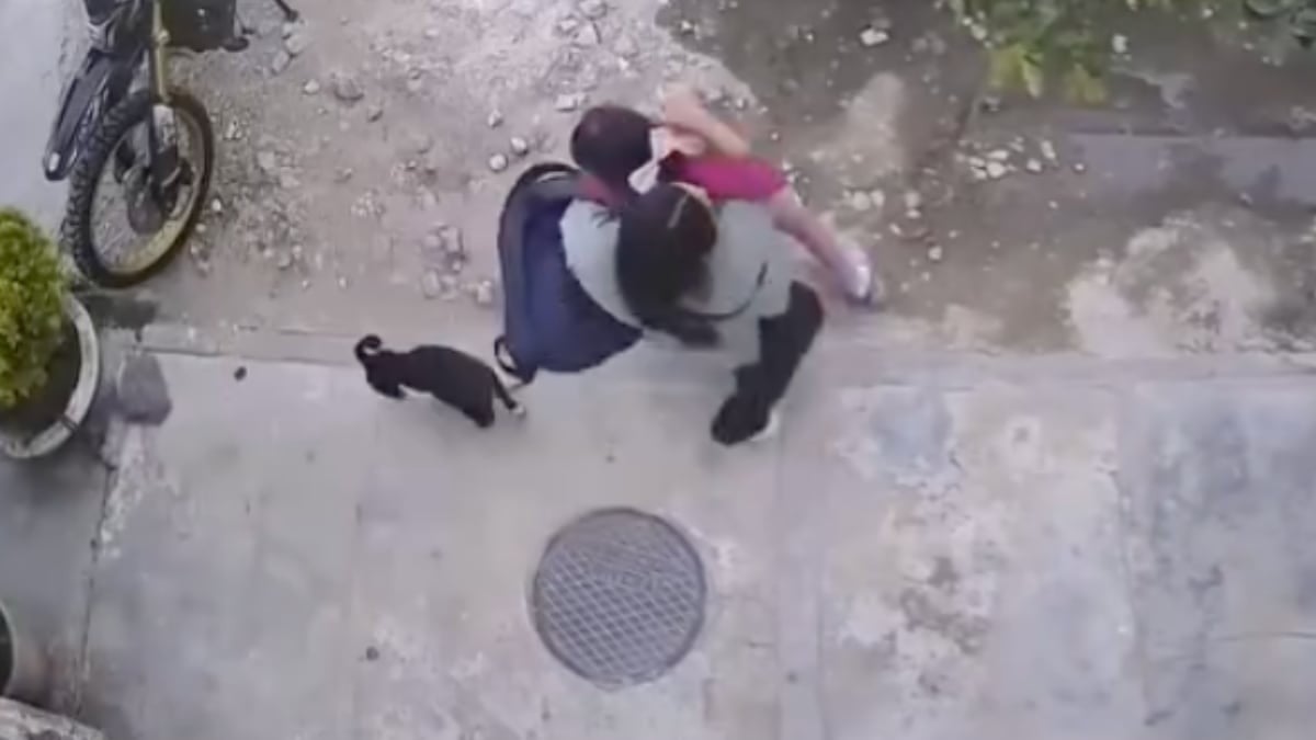 VIDEO ¡Lograron evitarlo! Vecinos evitan presunto secuestro de niña