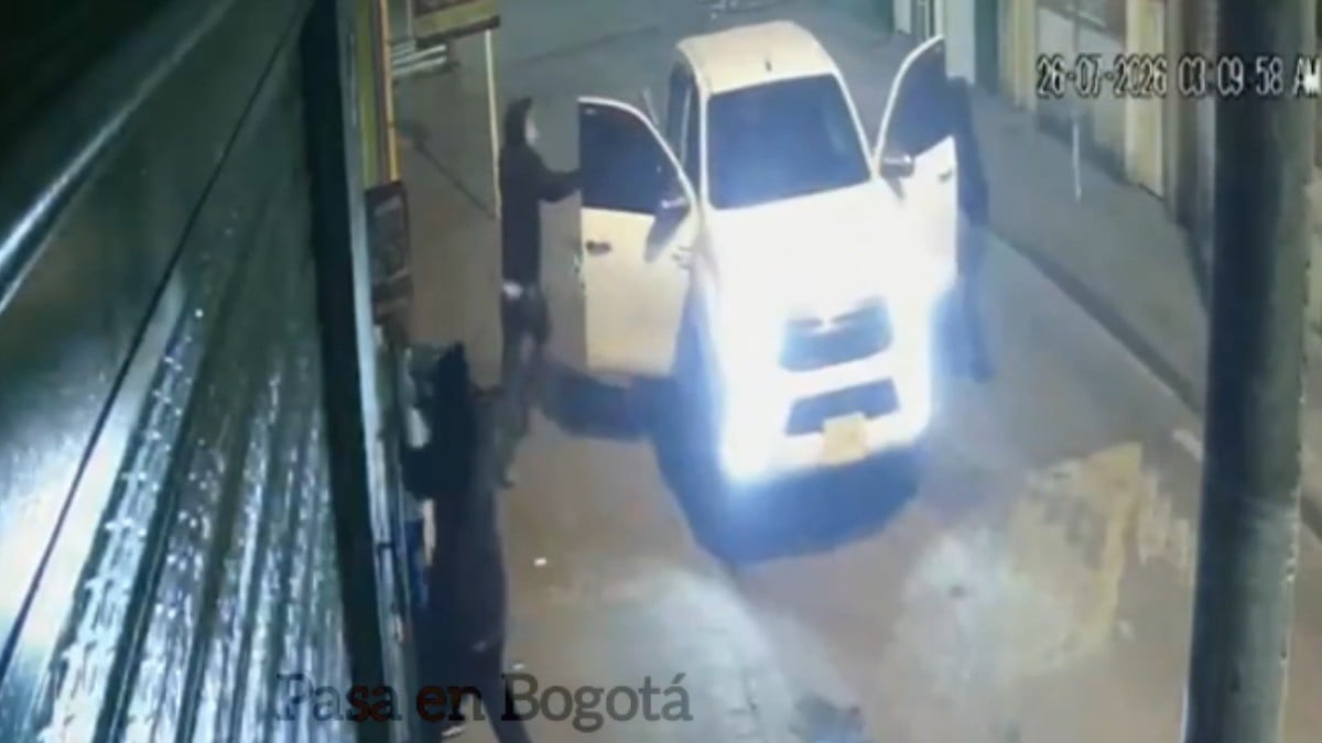 VIDEO ¡No dejó que le robaran la camioneta! Captan brutal intento de asalto en plena calle