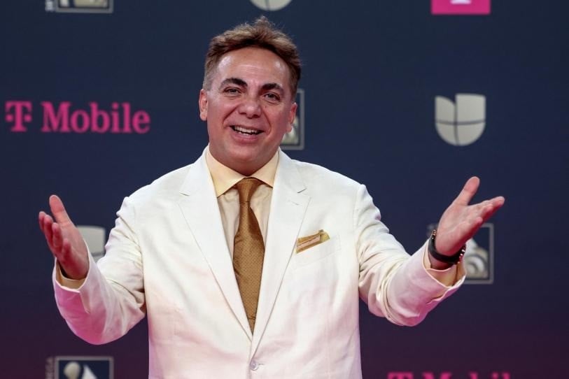 Cristian Castro presenta a su nueva pareja y celebra concluir la preparatoria