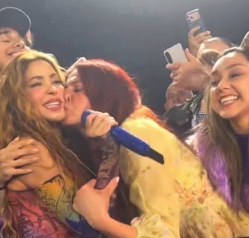 ¿Se incomodó? Así reaccionó Shakira con beso de fan